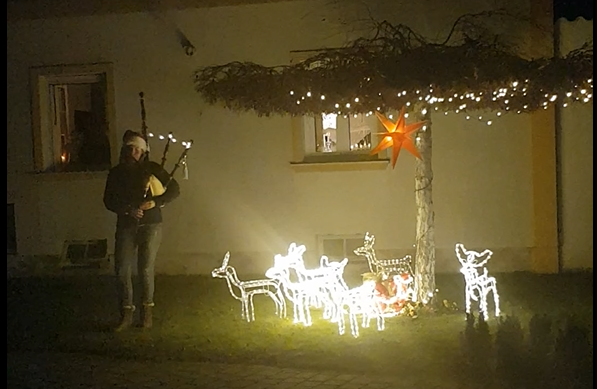 ein Bild von mir Weihnachtslieder spielend in den Straßen von Zurndorf